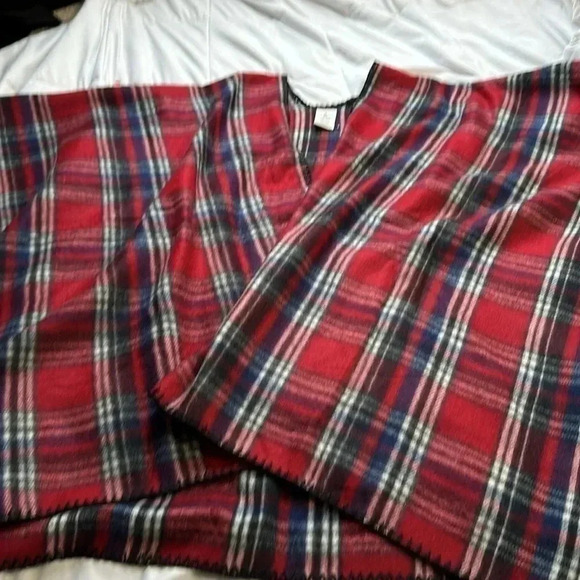 WOOLRICH Red & Blue Plaid Fleece Blanket Poncho Wrap Cozy Soft - Picture 3 of 4
